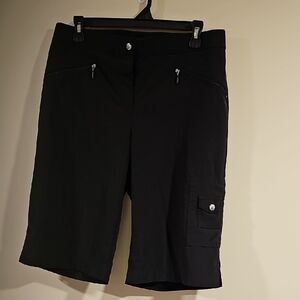 Zenergy By Chicos Stylish Women's Black Golf Shorts. Size 1 (M).